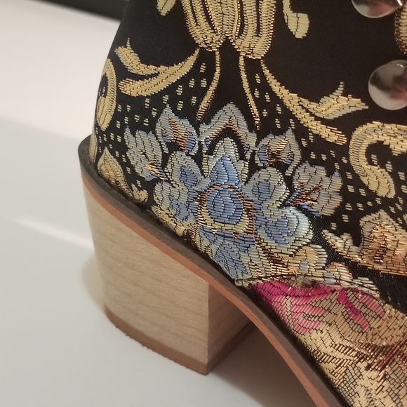 Unique boots - Picture 2 of 6